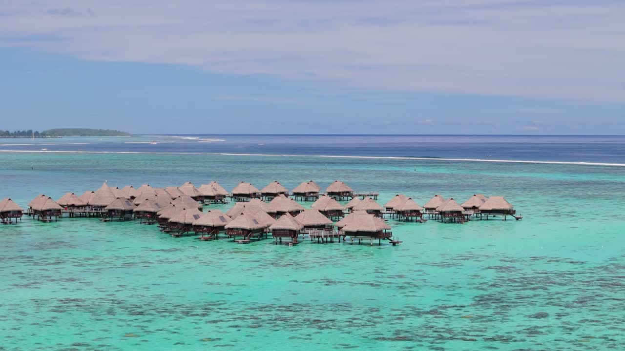 프랑스령 폴리네시아의 보라보라에 있는 바다 위의 이한 방갈로