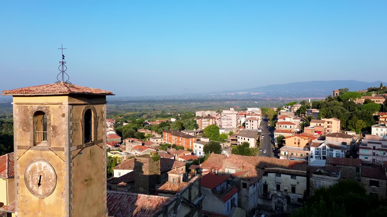 vista aérea de cori, ciudad en la provincia de latina, italia central
