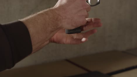 pistola cargada y disparada varias veces en cámara lenta