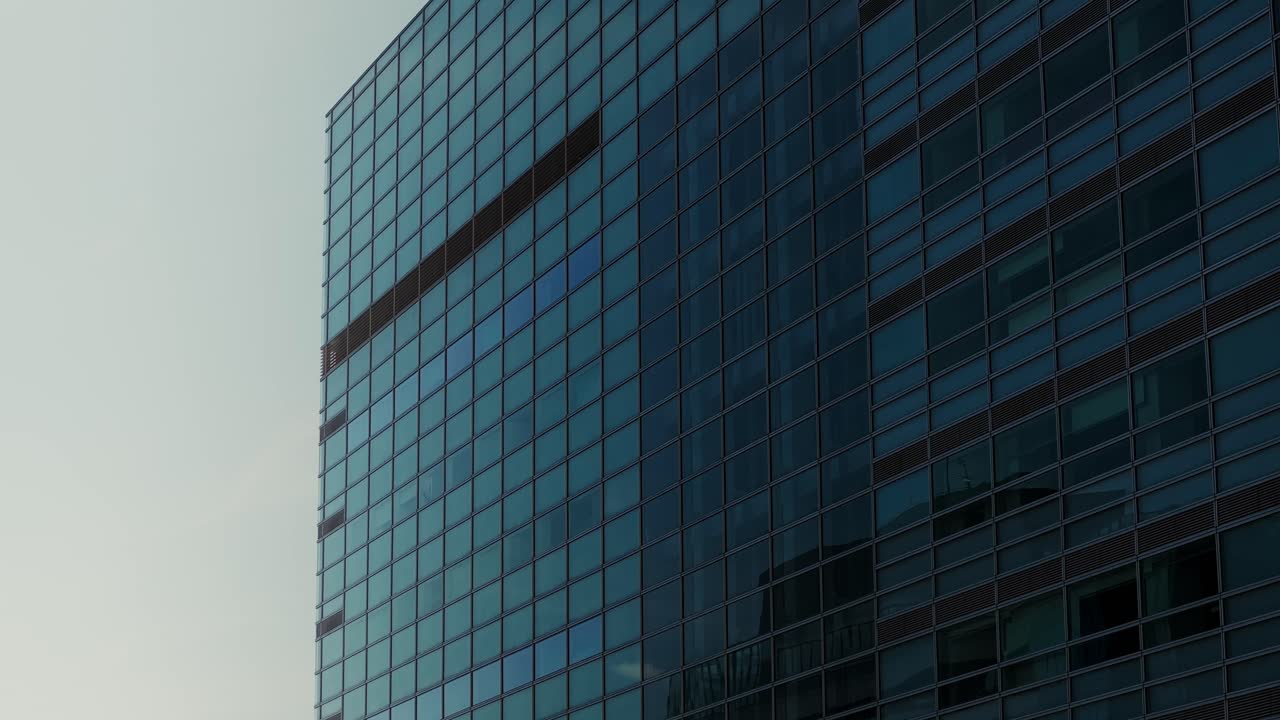 edificio de oficinas moderno con ventanas de vidrio
