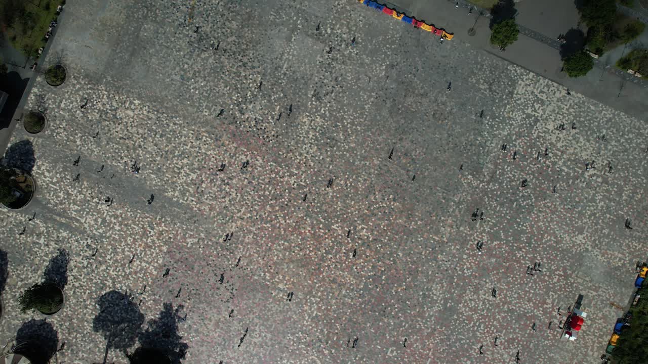 티라나의 주요 광장의 공중 전망, 시민들이 도시 심장 박동을 통해 탐색 할 때 활동으로 걱거리고 있습니다.