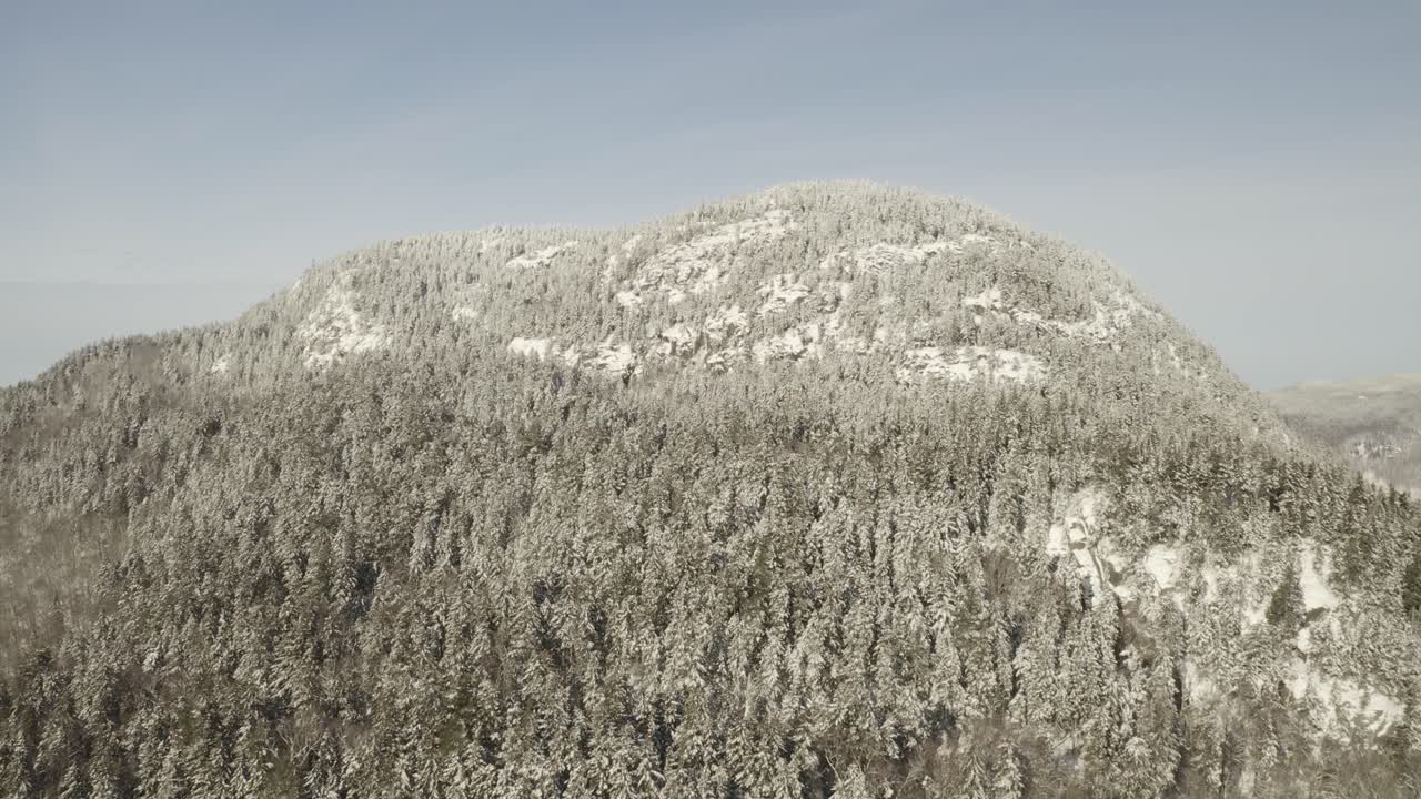 눈 덮인 산의 경사면을 공중 최고점을 향해 날아올라