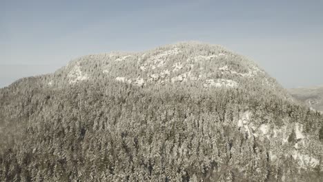 Den-Hang-Eines-Schneebedeckten-Berges-Hinauffliegen-In-Richtung-Der-Gipfelantenne