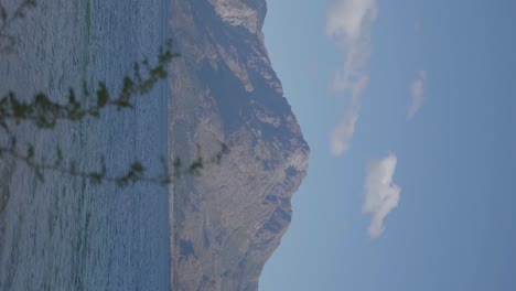 Ein-Ruhiger-See-In-Patagonien,-Argentinien,-Eingebettet-Unter-Einer-Majestätischen-Bergkette-Und-Einem-Strahlend-Blauen-Himmel