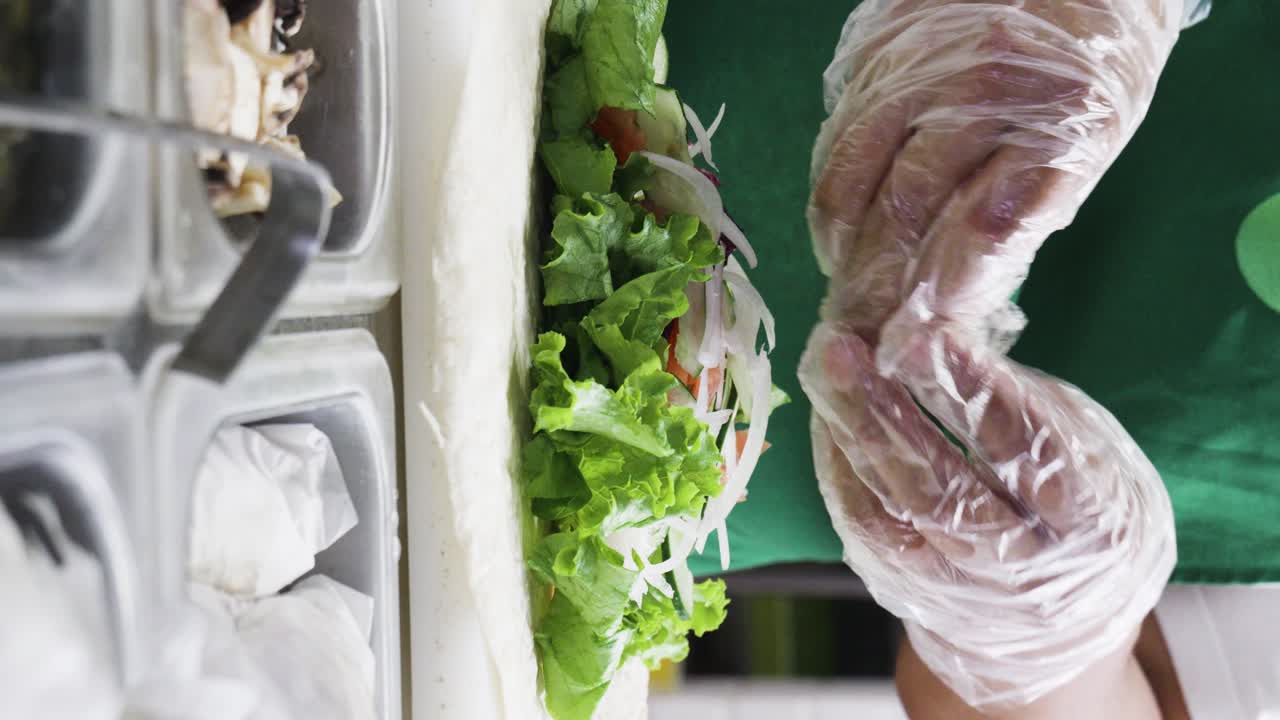 건강 한 녹색 포장 을 준비 하는 요리사 의 수직 동영상