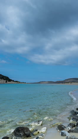 Playa-De-Simos-En-La-Isla-De-Elafonissos,-Grecia-En-Vertical.