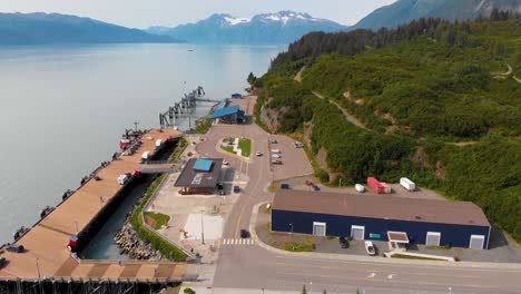 Video-De-Drones-4k-Del-Puerto-De-Cruceros-En-Valdez,-Alaska-Durante-Un-Día-Soleado-De-Verano