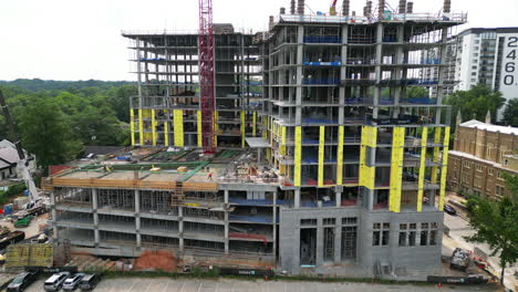 imágenes aéreas del sitio de construcción de un edificio moderno de varios pisos