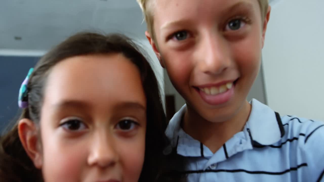Fratelli e sorelle che si divertono nel salotto di casa