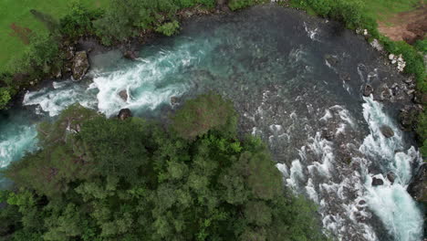 Bird's-eye-view-of-a-corner-in-a-wide,-rapid-river