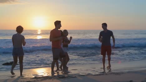 grupo de amigos bailando en la playa 4k