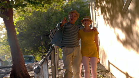 una pareja de ancianos caminando por las escaleras de la ciudad.