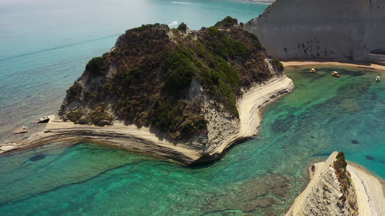 그리스 코르푸에 있는 케이프 드라스티스의 역동적인 드론 샷