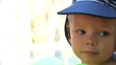 Primer-Plano-De-Un-Niño-Con-Sombrero-Protector-Solar