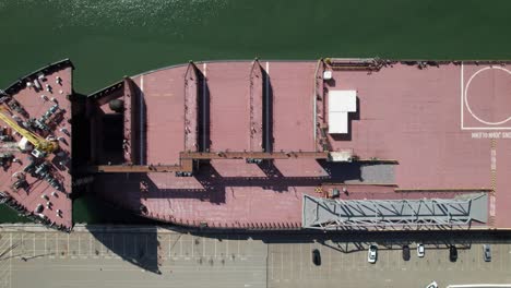 cabeza simétrica fresca de un buque portacontenedores en el muelle, disparo de un dron de 4k