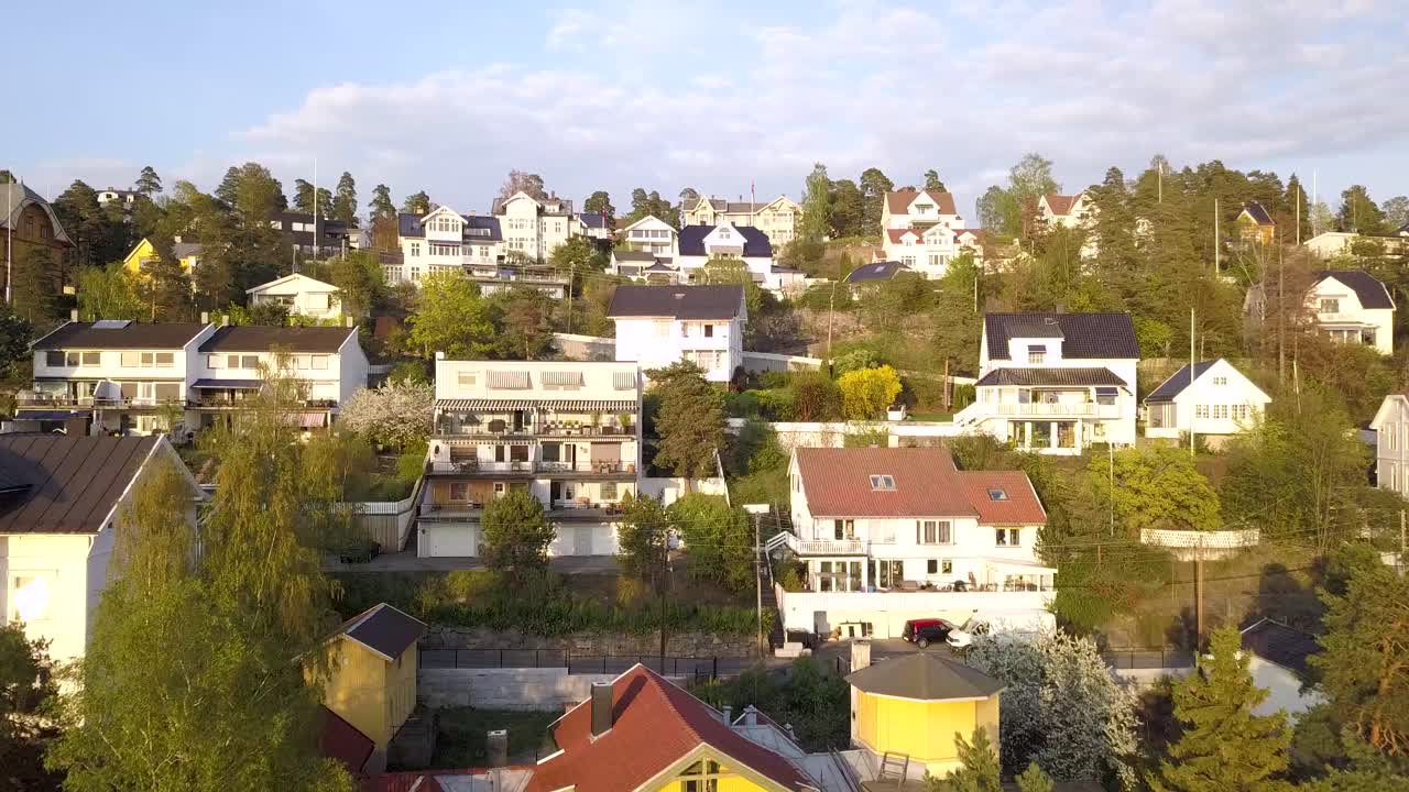Droneoptagelse af huse nær Nordstrand Bad under solnedgang i Oslo, Norge.mp4