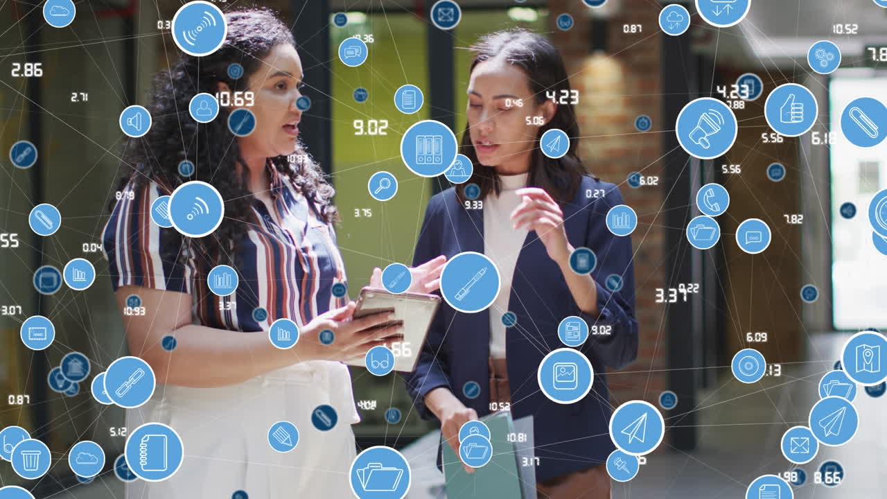 animación de una red de conexiones entre diversas compañeras de trabajo que hablan fuera de la oficina