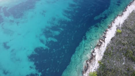 Asombrosos-Colores-Profundos-De-Una-Cámara-Aérea-Con-Drones-Mirando-Hacia-Abajo-De-Aguas-Cristalinas-Del-Océano-En-Una-Cala-En-Croacia