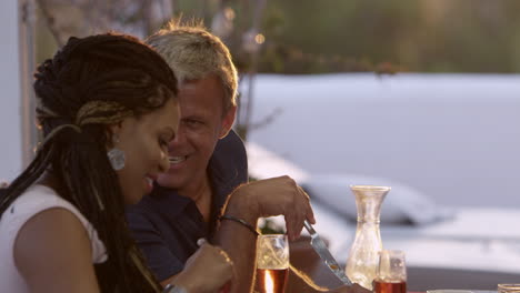 pareja cenando al atardecer con amigos en una terraza, filmado en r3d