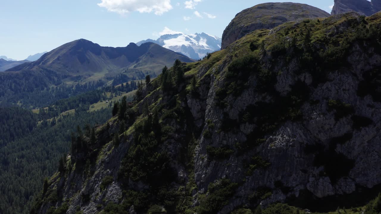 filmación cinematográfica con drones de acantilados por passo di valparola, con fondo de montaña marmolada en los dolomitas, italia