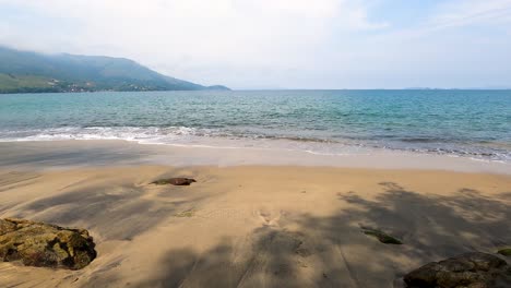 海水在海灘上散落在時間延遲中