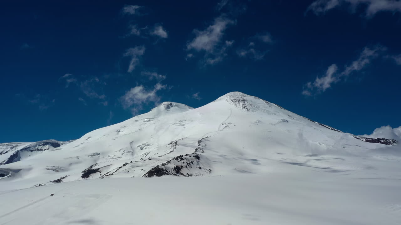 러시아 북코카서스 산맥, 엘브루스 산의 아름다운 전망을 통해 항공 비행. 코카서스 서부에 위치하며 코카서스 산맥의 최고봉이다.