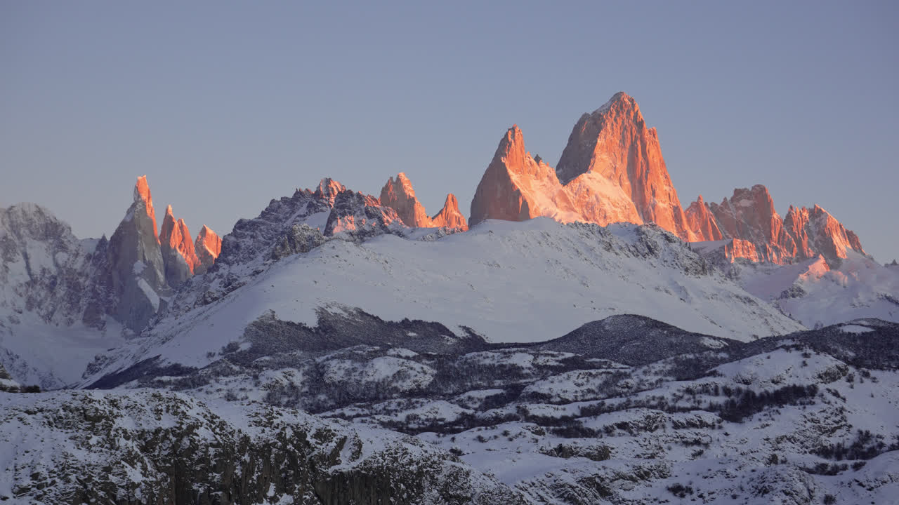 le cime del monte fitz roy e del cerro torre al mattino presto con una vivace luce arancione in patagonia, in argentina