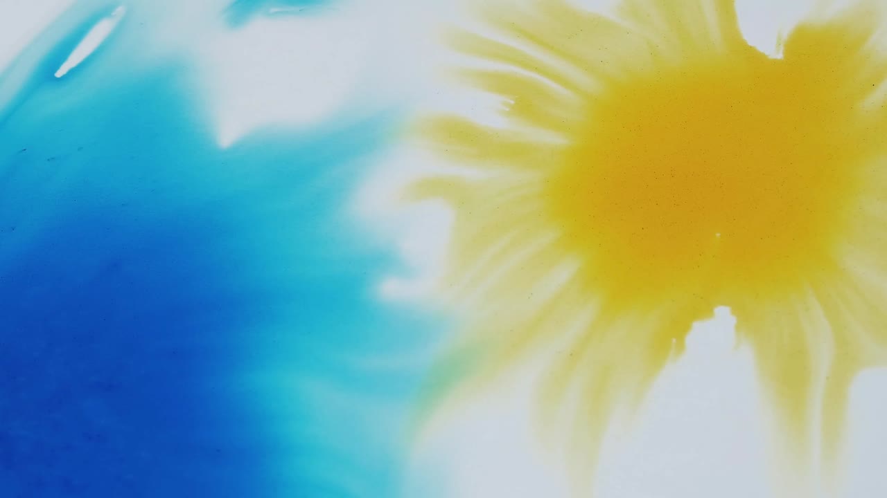 액체 색의 스플래터를 혼합하여 예술 작품