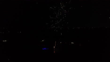 fuegos artificiales de vecindario desde arriba con avión no tripulado