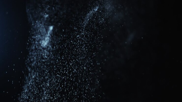 Sfondo nero 4K di particelle, polvere e fumo in movimento.