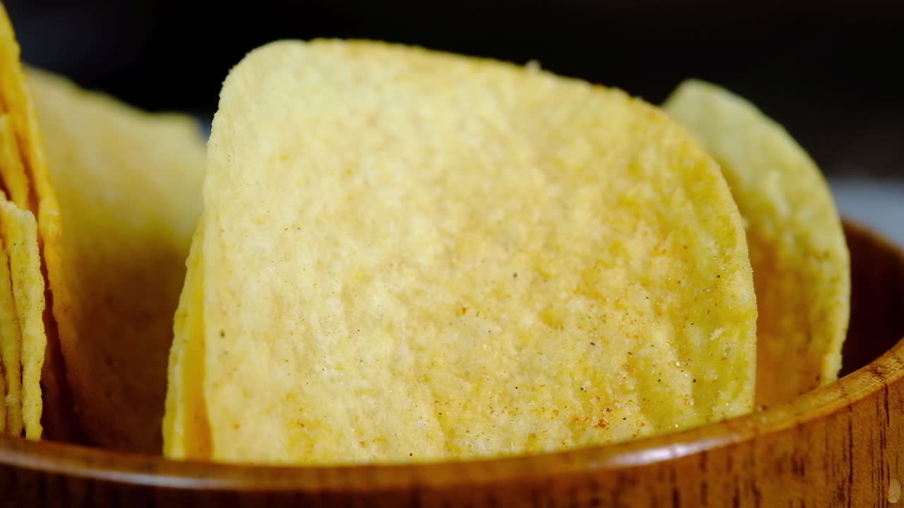 papas fritas crujientes en un cuenco de madera