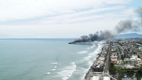 en llamas con el muelle de humo negro