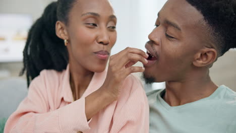 Pareja,-Amor-Y-Alimentación-Con-Bocadillos-En-El-Sofá-De-Casa