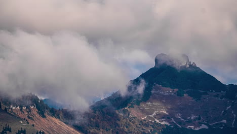 Zeitrafferwolken,-Die-Sich-über-Ein-Wunderschönes,-Tiefes-Naturgebirgstal-Bewegen