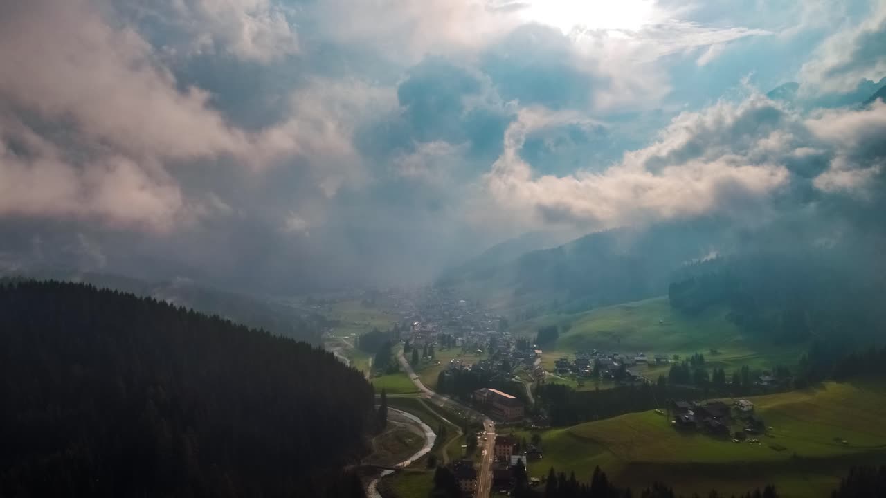 sappada, italia, esquina noreste de los alpes dolomitas. vuelos aéreos de drones fpv.