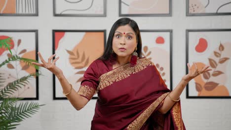 mujer india haciendo una pregunta a alguien