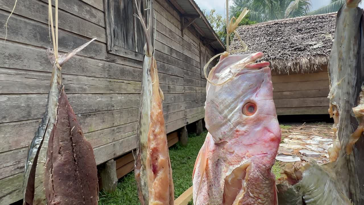 Att torka fisk naturligt i solen i byn Masoala, Madagaskar.