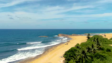 dolly arriba desde el sendero para revelar la costa de isabela