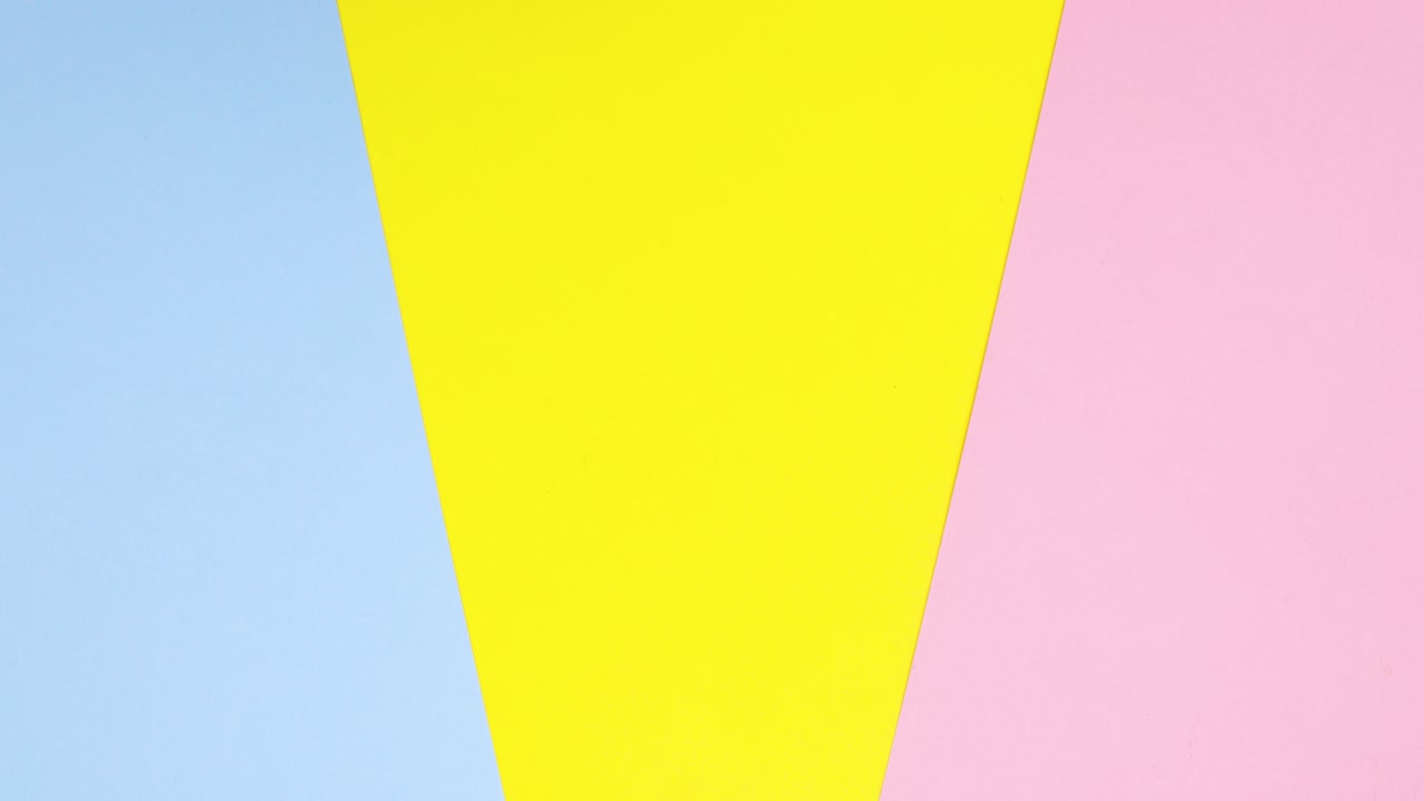 pasando huevos amarillos y blancos con piernas en un tema colorido. detenga el movimiento