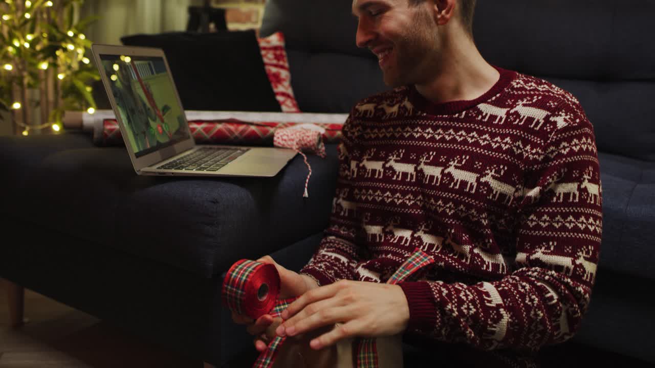 Uomo adulto che parla con una bambina e impacchetta regali di Natale