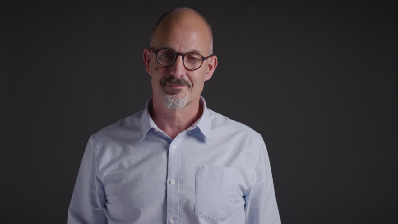 건강한 성숙한 남자의 스튜디오 초상화 팔을 접고 카메라를 쳐다보고