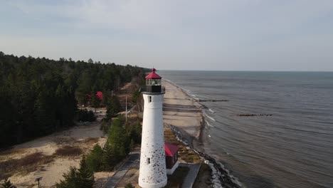 Imágenes-De-Drones-De-4k-Del-Faro-De-Punto-Nítido-En-Michigan-Durante-El-Otoño