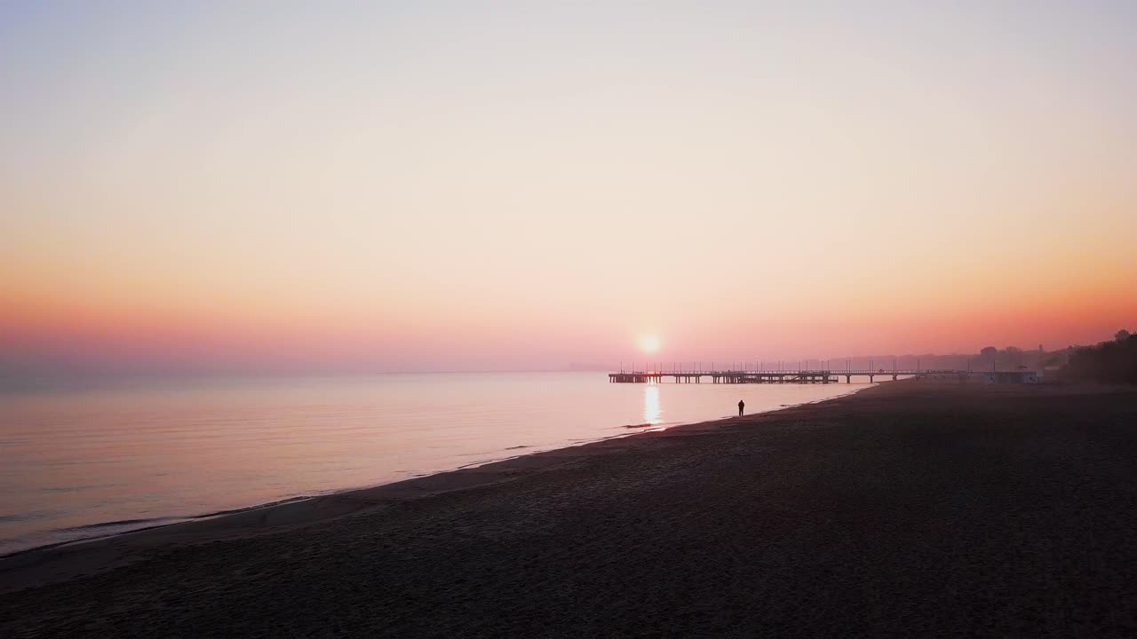 바다 위로 안개가 자욱한 일출