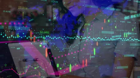 animación de datos financieros y gráficos sobre mujer blanca feliz usando tableta