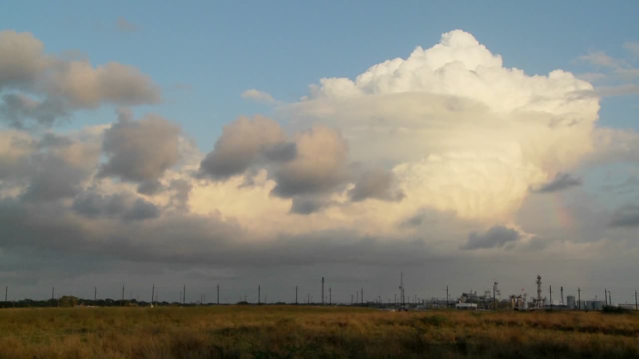 lapso de tiempo de nubes sobre una refinería de petróleo