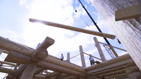 construcción de cabañas de madera en curso