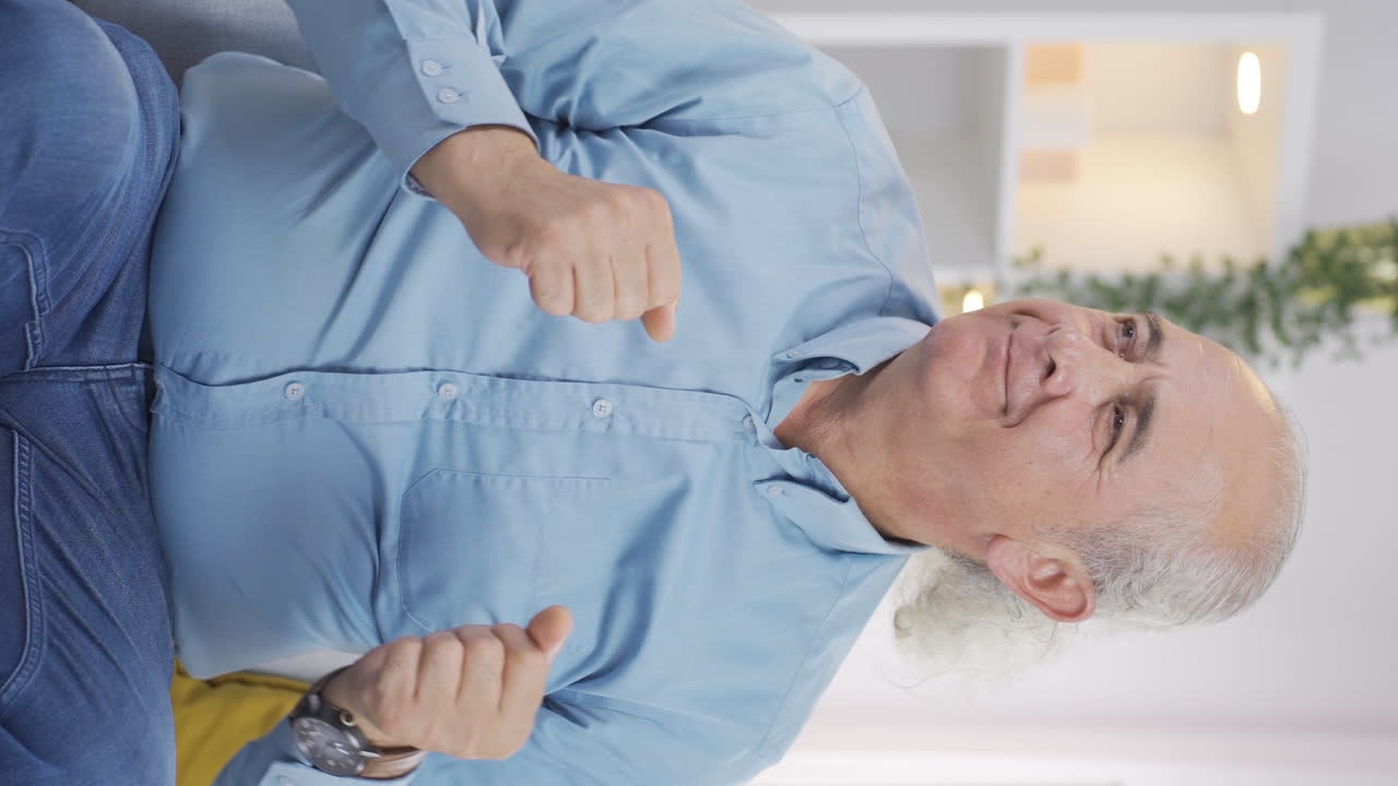 행복한 춤추는  ⁇ 은이의 수직 비디오 기 ⁇ 으로 가득 차 있습니다.