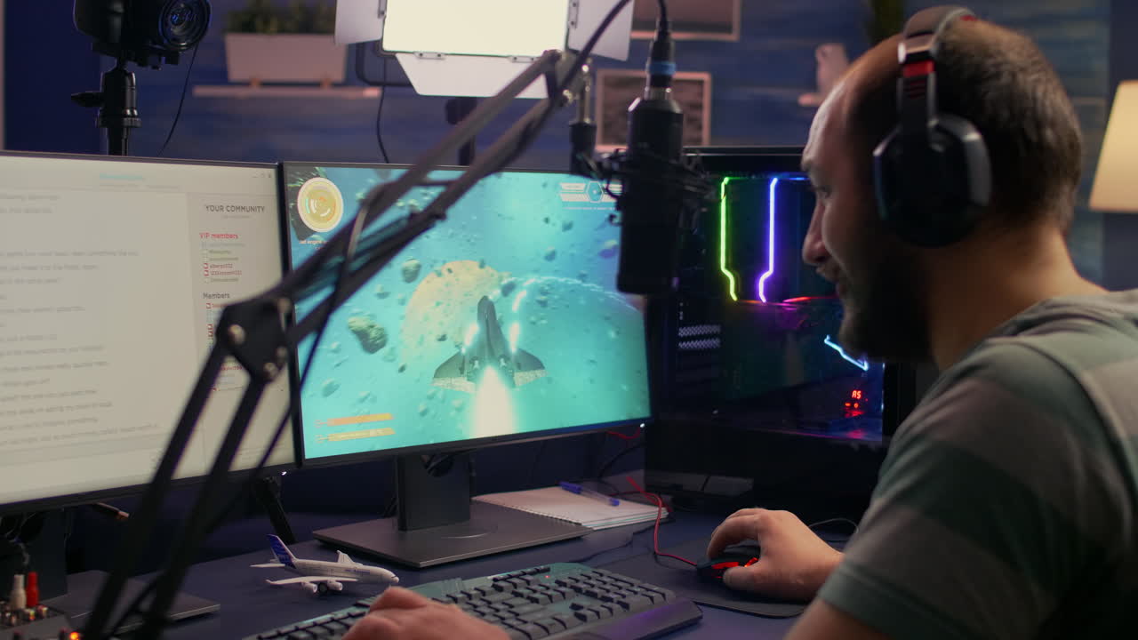 프로 스트리머 남자가 우주 슈팅 비디오 게임을 하고 있습니다.