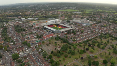 Toma-Aérea-En-Círculo-Cercano-Del-Estadio-Vicarage-Road.