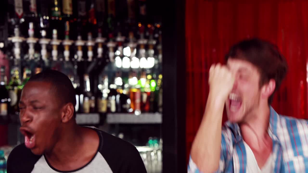 amigos felices con las cervezas